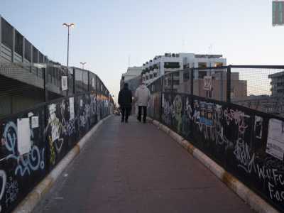 Il cavalcavia permette ai pedoni di giungere in via Capruzzi oltrepassando la ferrovia. Molti innamorati lasciano qui il lucchetto con le proprie iniziali, come avviene sul ponte Milvio a Roma